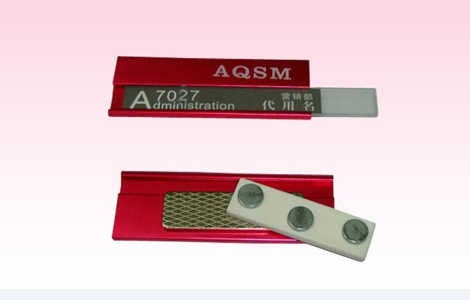 el nombre grabado de encargo marca etiquetas magnéticas del nombre con etiqueta con la fábrica de las insignias de la identificación de la compañía del logotipo