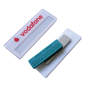 Un buen precio. Badges de nombre acrílico personalizado etiquetas de nombre de empleados magnéticos con la ventana de papel de insertar el nombre en línea