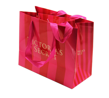 Un buen precio. Bolsos de encargo del regalo del papel del boutique que empaquetan con la hoja de oro que sella a Logo Suppliers en línea