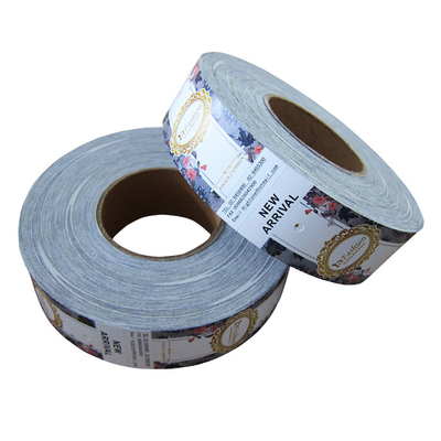 Un buen precio. Etiquetas de papel recicladas de la ropa de encargo del rollo con el fabricante de la impresión de las ilustraciones en línea